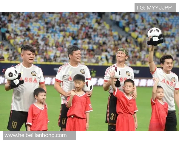 国内足球明星化身街头老人展现慈祥风采引发路人关注与热议 国内足球明星化身街头老人展现慈祥风采引发路人关注与热议