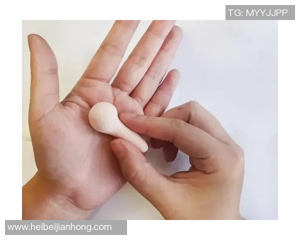 手工捏制足球明星的详细步骤与技巧分享，让你轻松打造个性化球员模型