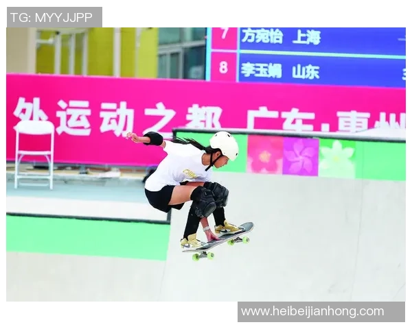 粉色足球明星头像女真人展现青春活力与运动魅力的完美结合 粉色足球明星头像女真人展现青春活力与运动魅力的完美结合