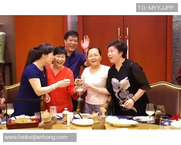 足球明星欢聚一堂庆祝合体瞬间展现团结与友谊的美好时刻